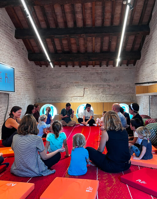 LUCE, asana e mantra per crescere insieme con lo yoga 